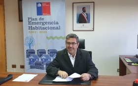 Director Rodrigo Uribe en su oficina de Serviu Valparaíso