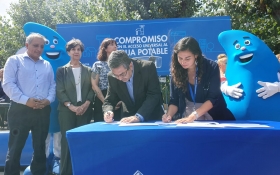Director Rodrigo Uribe y Seremi Belén Paredes firmando convenio con Esval