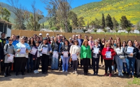 Vecinos y vecinas del proyecto Las Rosas de Cabildo posan con sus certificados de subsidios simbólicos