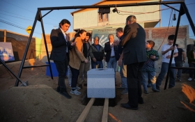 AUTORIDADES MINVU JUNTO A COMUNIDAD DE MARÍA EILERS INSTALANDO LA CÁPSULO DEL TIEMPO EN HONOR A LA PRIMERA PIEDRA DE LA PLAZA