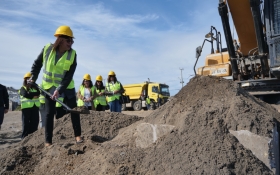 DIRIGENTA ECHANDO TIERRA A LA PRIMERA PIEDRA DEL PROYECTO