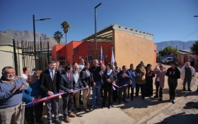 foto de la comunidad junto a las autoridades haciendo el tradicional corte de cinta 
