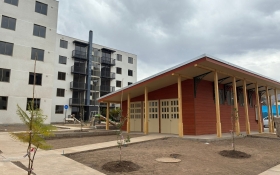 en la foto aparece uno de los edificios de 6 pisos junto a la sede social 