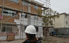 FOTO DE FUNCIONARIA INSPECCIONANDO UNA OBRA 