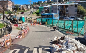 FOTO DE AVENIDA EL TAMARUGAL ABIERTA POR UNA PISTA MIENTRAS PASA UNA MICRO