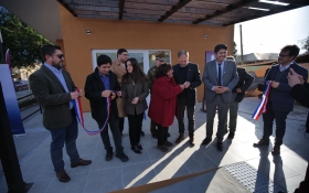 FOTO DE DIRIGENTES Y AUTORIDADES CORTANDO CINTRA TRICOLOR DE LA NUEVA SEDE SOCIAL