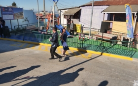 FOTO CON PAREJA BAILANDO CUECA CON LA PLAZA DE FONDO 
