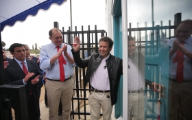 FOTO DE UN VECINO ABRIENDO LA PUERTA DE SU CASA JUNTO AL MINISTRO PODUJE 