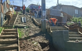 FOTO DE TRABAJADORES CONSTRUYENDO UNA ESCALERA EN LOMAS LATORRE